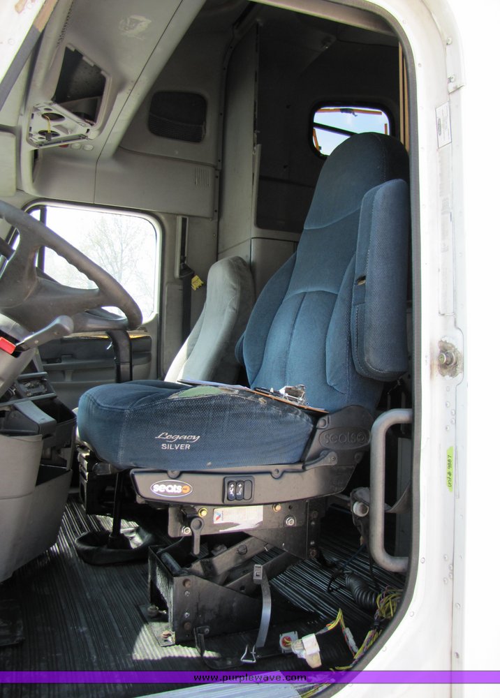 image for item 3057 1998 Freightliner Conventional FLC120 semi truck