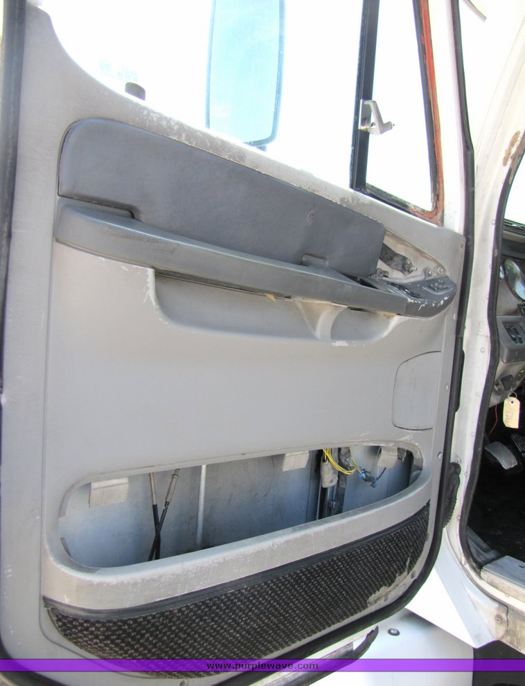 image for item 3057 1998 Freightliner Conventional FLC120 semi truck