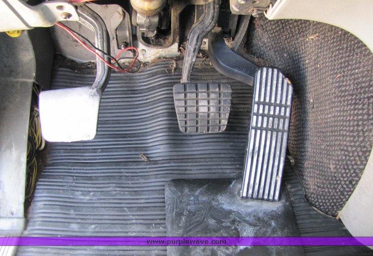 image for item 3057 1998 Freightliner Conventional FLC120 semi truck