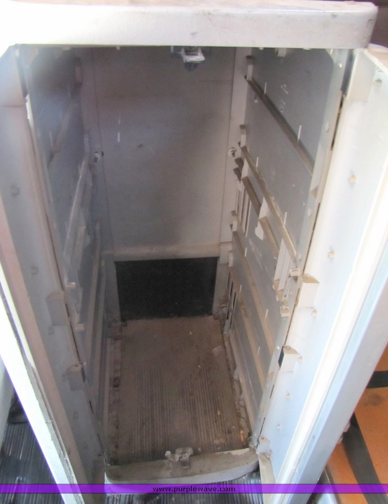 image for item 3057 1998 Freightliner Conventional FLC120 semi truck