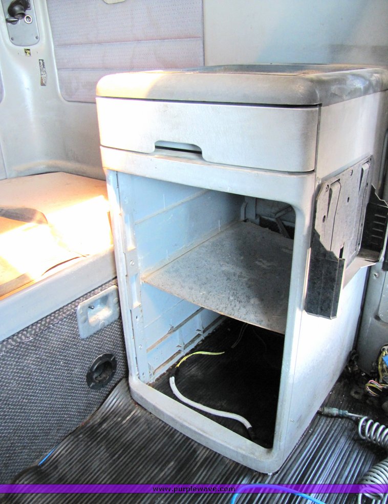 image for item 3057 1998 Freightliner Conventional FLC120 semi truck