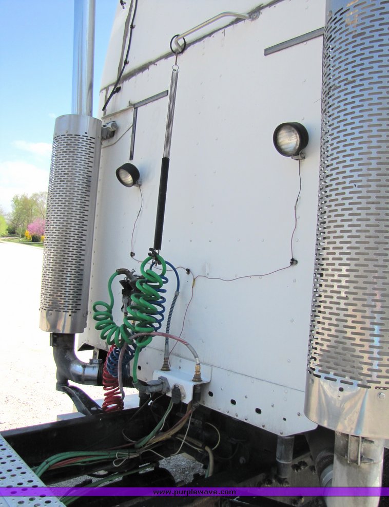 image for item 3057 1998 Freightliner Conventional FLC120 semi truck