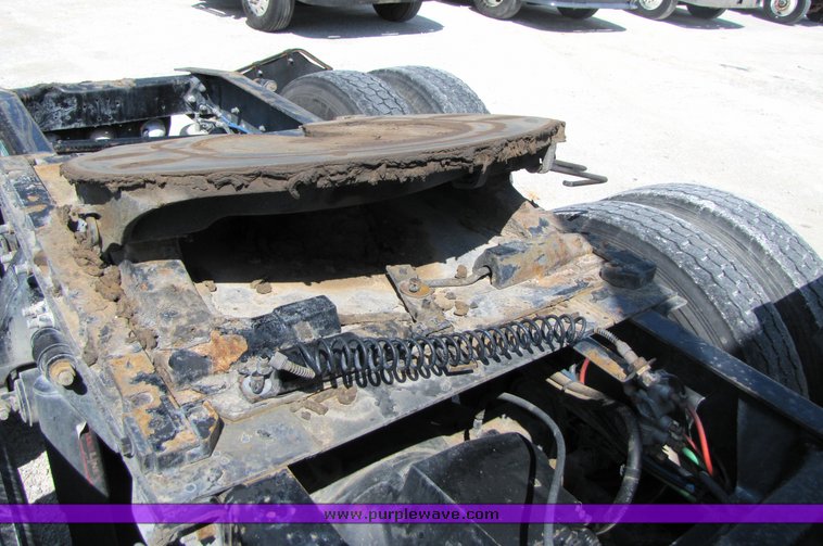 image for item 3057 1998 Freightliner Conventional FLC120 semi truck