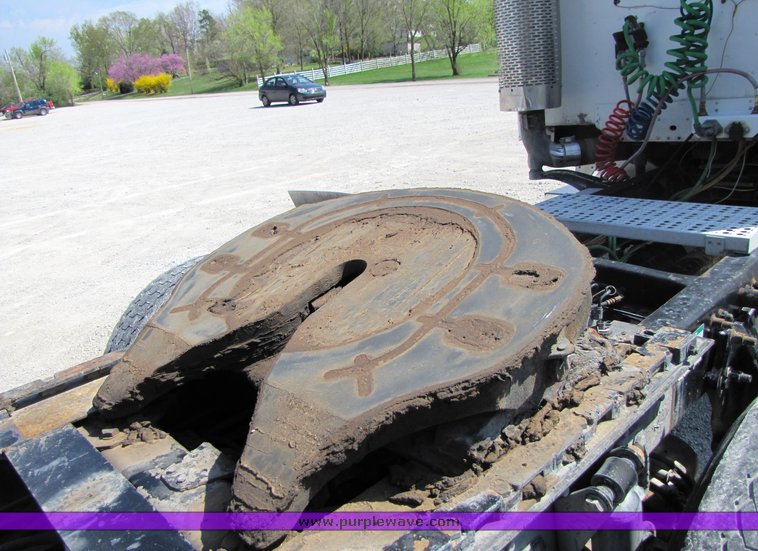 image for item 3057 1998 Freightliner Conventional FLC120 semi truck