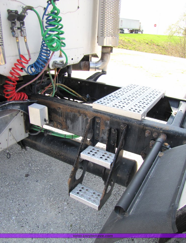 image for item 3057 1998 Freightliner Conventional FLC120 semi truck