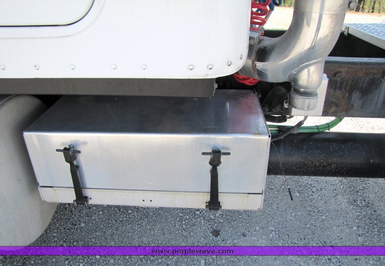 image for item 3057 1998 Freightliner Conventional FLC120 semi truck