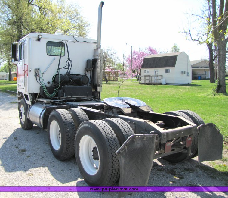 image for item 3065 1994 International Series 9600 cabover truck