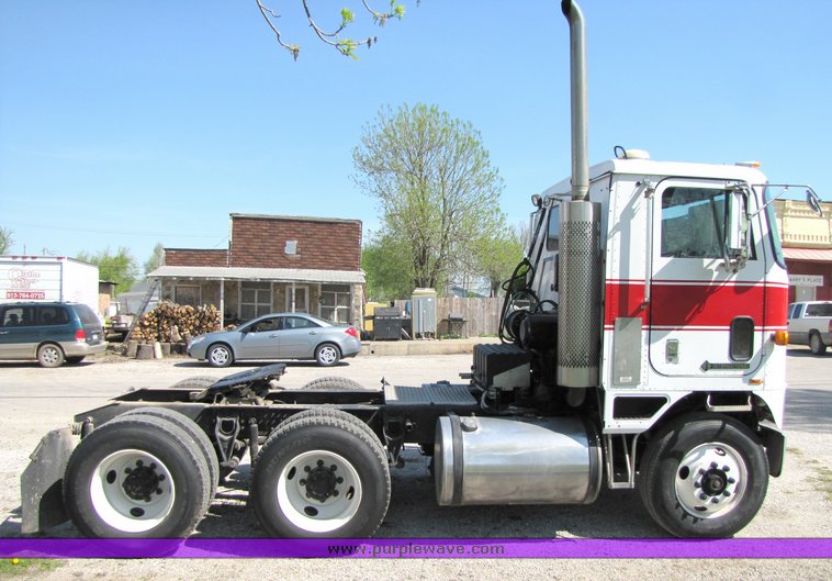 image for item 3065 1994 International Series 9600 cabover truck