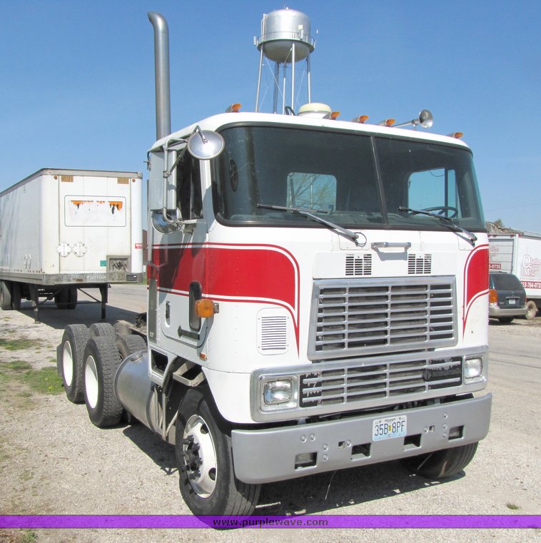 image for item 3065 1994 International Series 9600 cabover truck
