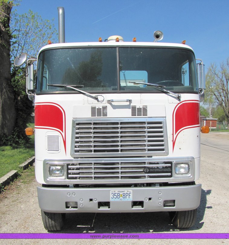 image for item 3065 1994 International Series 9600 cabover truck