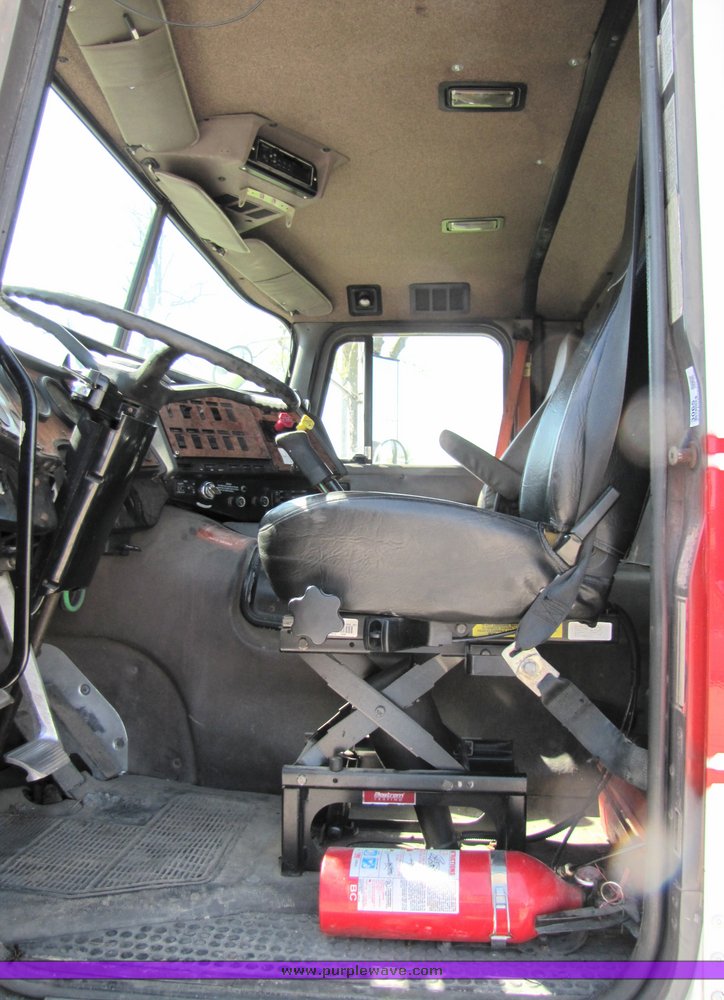 image for item 3065 1994 International Series 9600 cabover truck