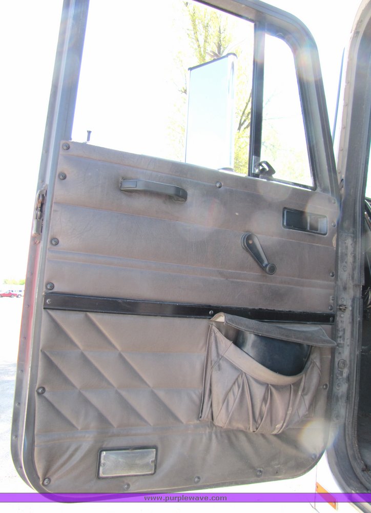 image for item 3065 1994 International Series 9600 cabover truck