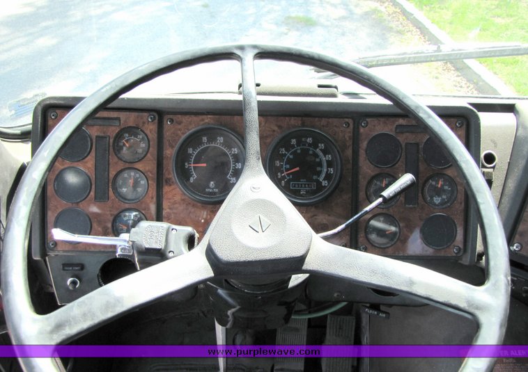 image for item 3065 1994 International Series 9600 cabover truck