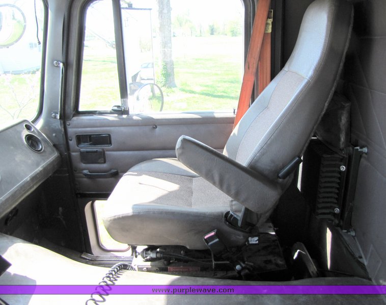 image for item 3065 1994 International Series 9600 cabover truck