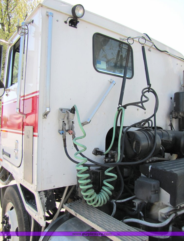 image for item 3065 1994 International Series 9600 cabover truck