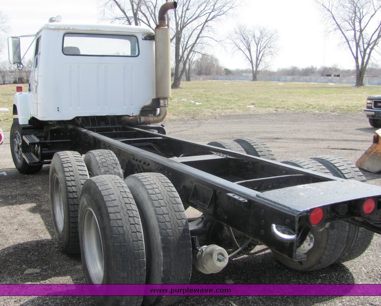 image for item 6044 1984 International S F2574 truck