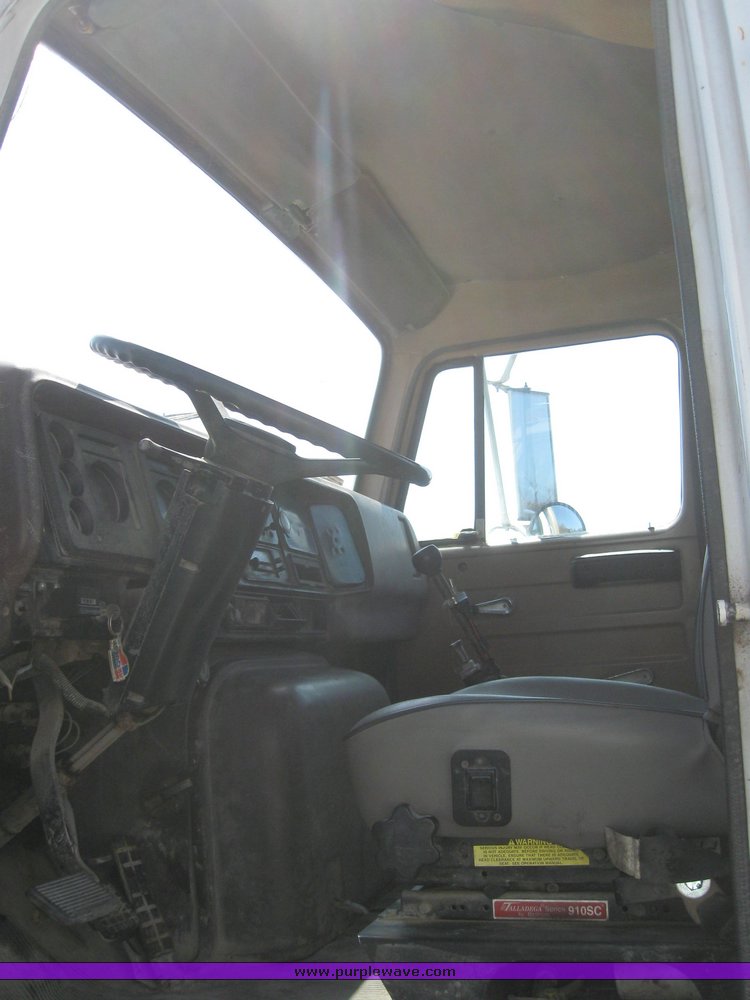 image for item 6044 1984 International S F2574 truck