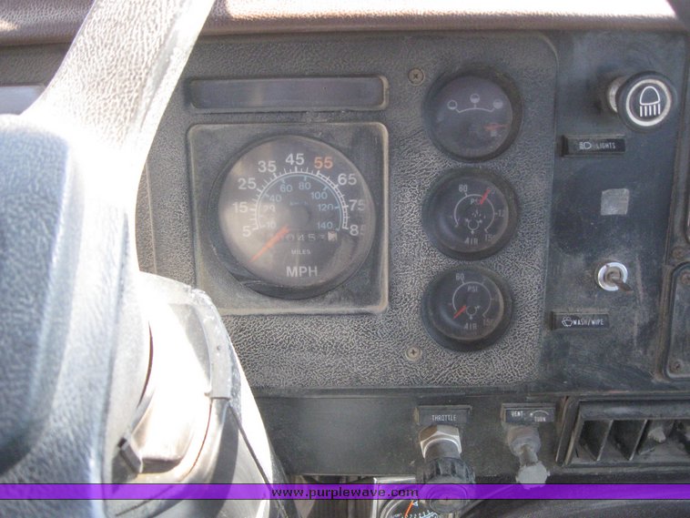 image for item 6044 1984 International S F2574 truck