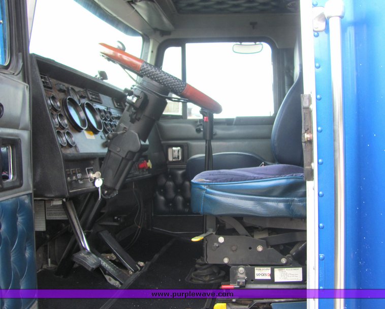 image for item 6076 1994 Kenworth Construct T600 semi truck