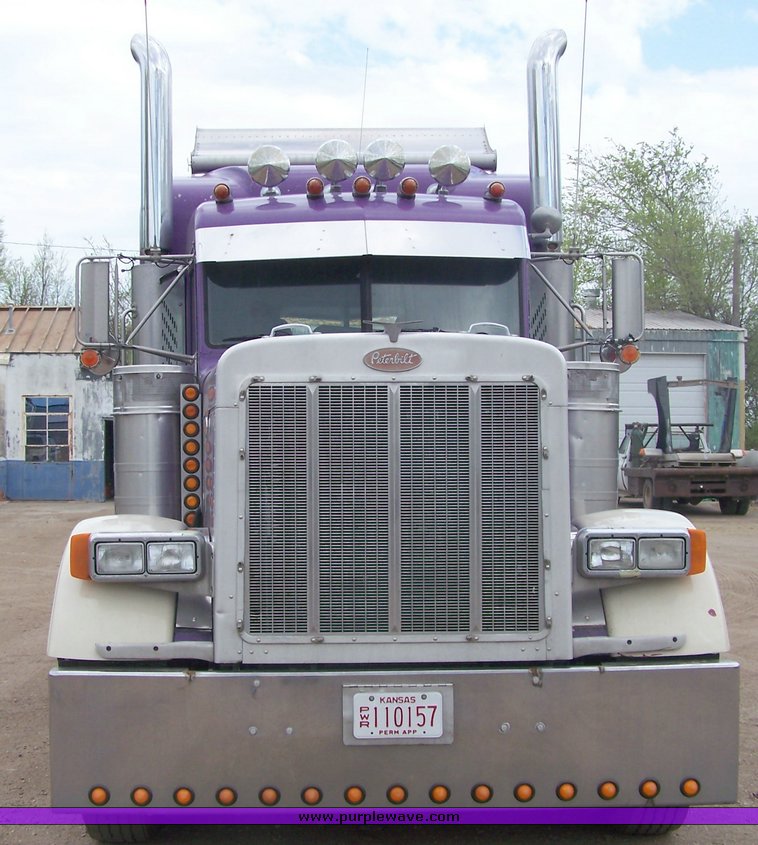 image for item 8000 2000 Peterbilit Conventional 379-127 semi truck