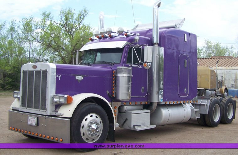 image for item 8000 2000 Peterbilit Conventional 379-127 semi truck