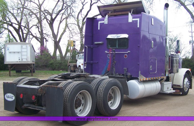 image for item 8000 2000 Peterbilit Conventional 379-127 semi truck