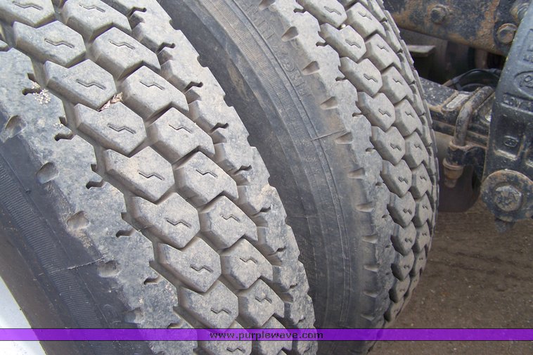 image for item 8000 2000 Peterbilit Conventional 379-127 semi truck