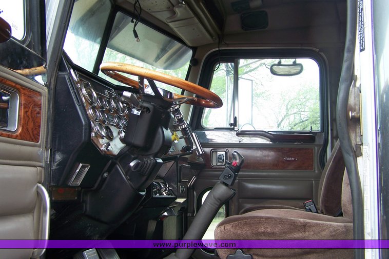 image for item 8000 2000 Peterbilit Conventional 379-127 semi truck