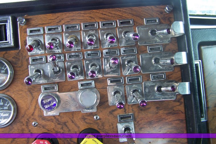 image for item 8000 2000 Peterbilit Conventional 379-127 semi truck