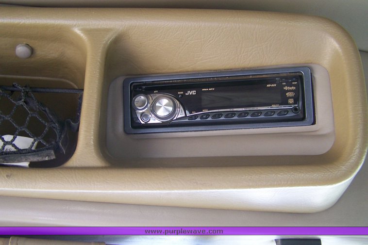 image for item 8000 2000 Peterbilit Conventional 379-127 semi truck