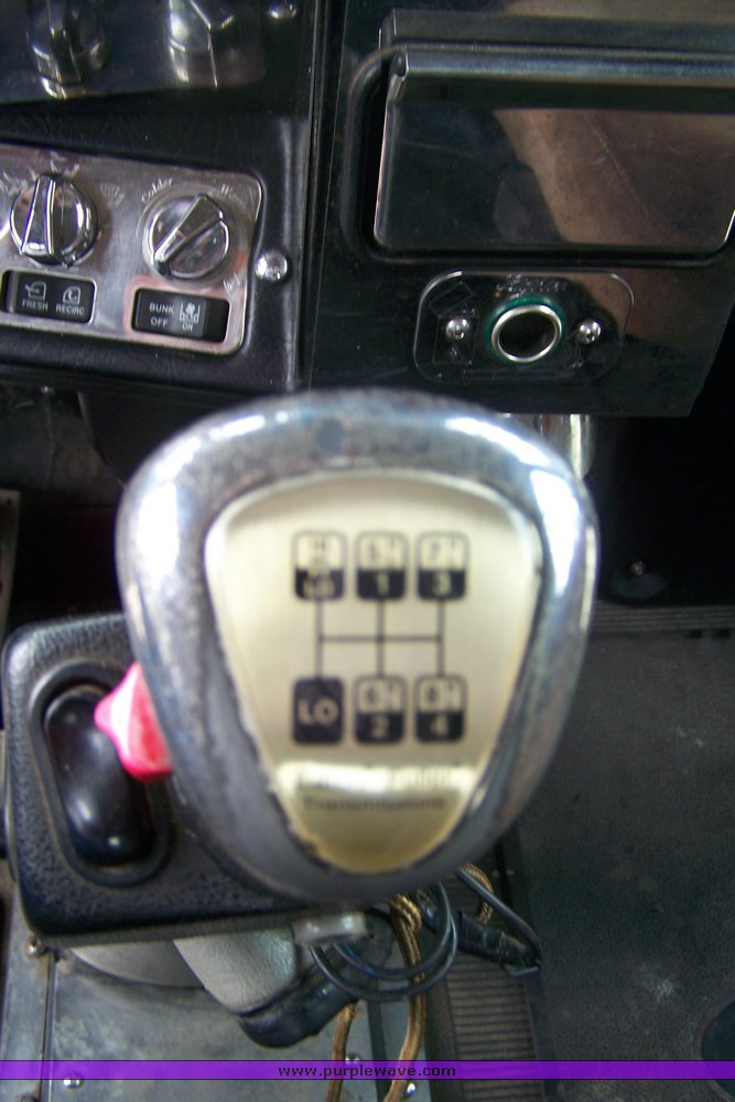 image for item 8000 2000 Peterbilit Conventional 379-127 semi truck