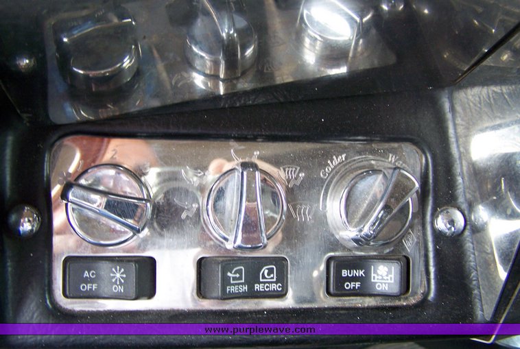 image for item 8000 2000 Peterbilit Conventional 379-127 semi truck