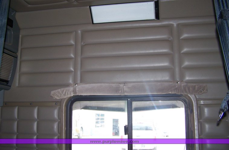 image for item 8000 2000 Peterbilit Conventional 379-127 semi truck