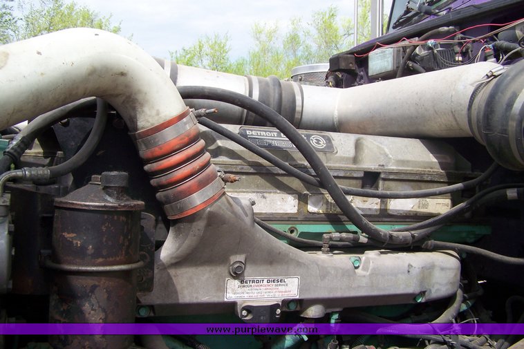 image for item 8000 2000 Peterbilit Conventional 379-127 semi truck