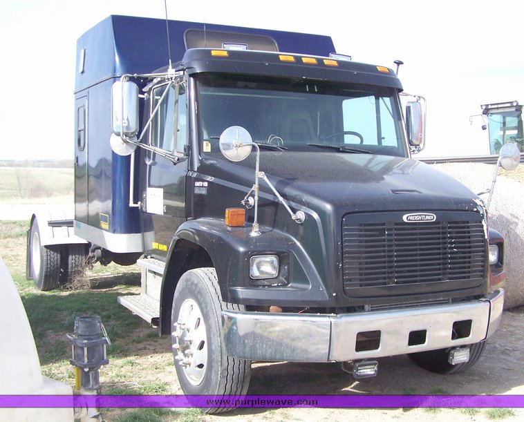 image for item 8107 2000 Freightliner FL170