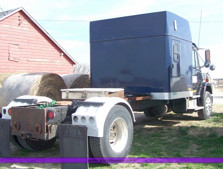 image for item 8107 2000 Freightliner FL170