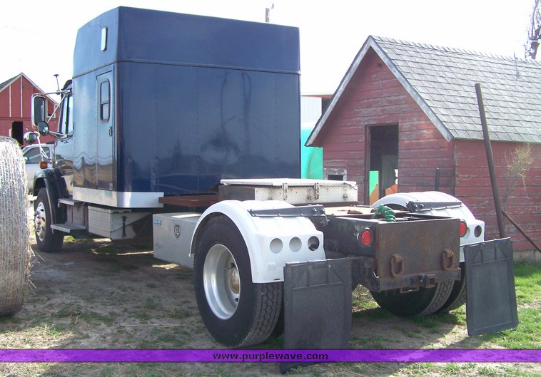 image for item 8107 2000 Freightliner FL170