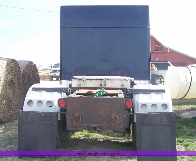 image for item 8107 2000 Freightliner FL170