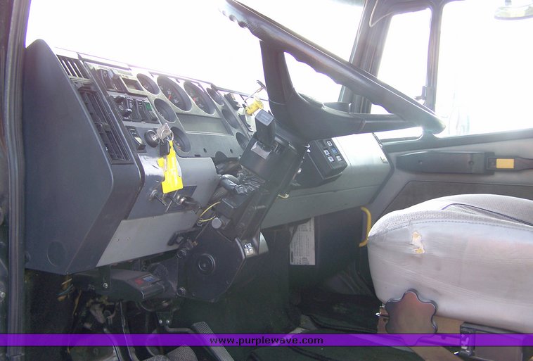 image for item 8107 2000 Freightliner FL170