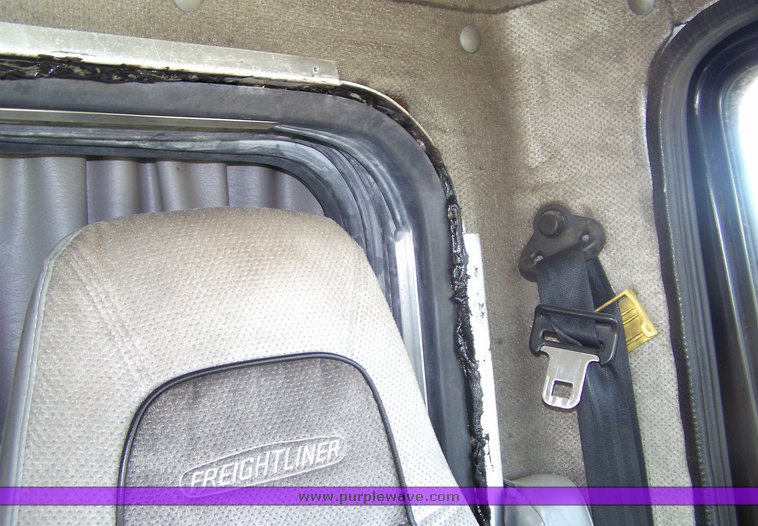 image for item 8107 2000 Freightliner FL170