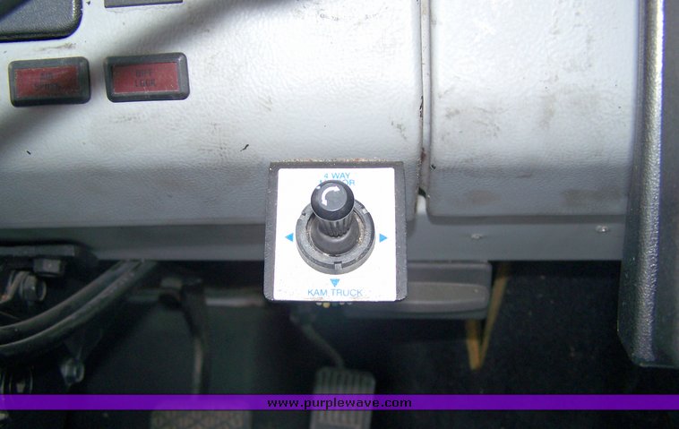 image for item 8107 2000 Freightliner FL170