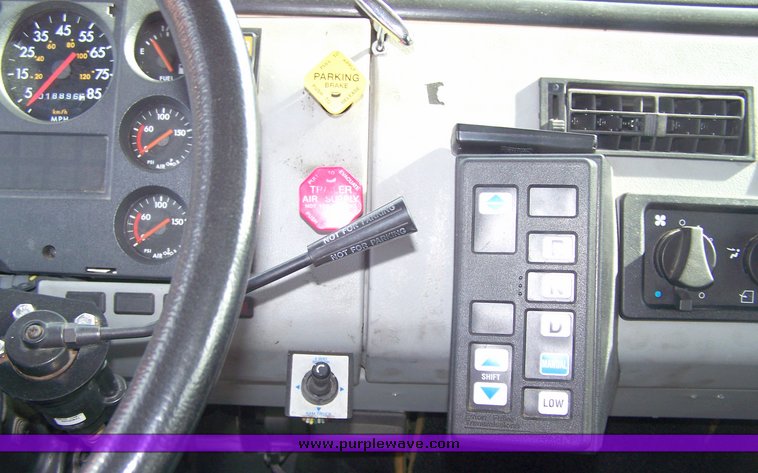 image for item 8107 2000 Freightliner FL170