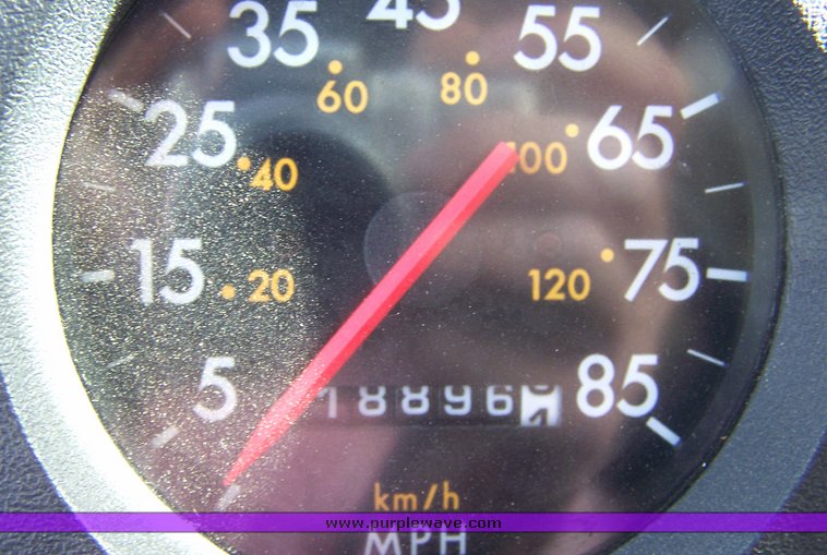 image for item 8107 2000 Freightliner FL170