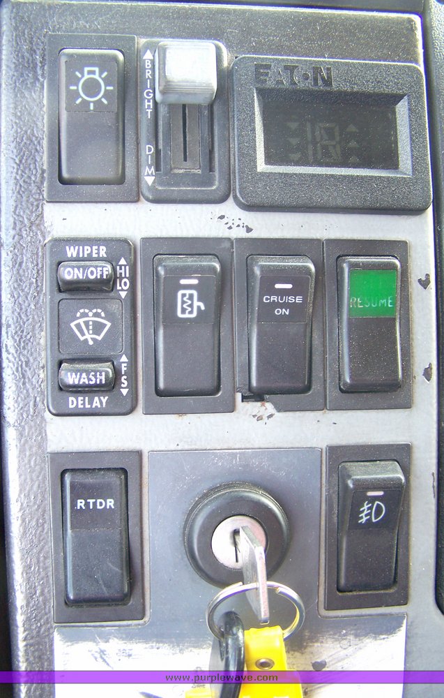 image for item 8107 2000 Freightliner FL170