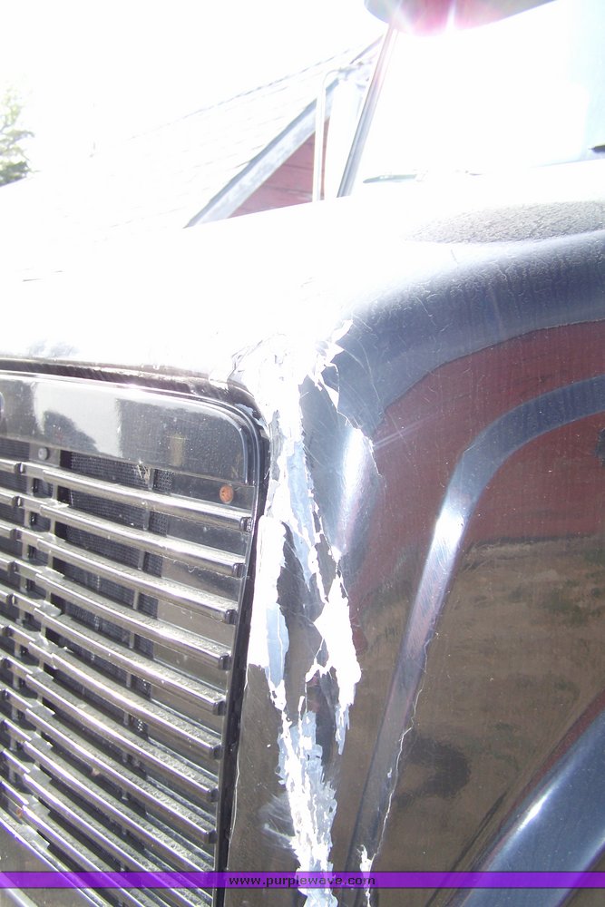 image for item 8107 2000 Freightliner FL170