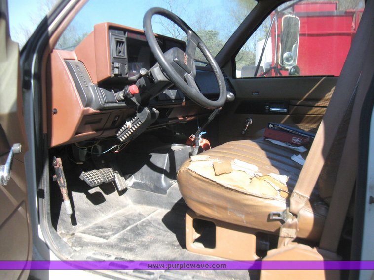 image for item 5660 1992 GMC Topkick 4x2 flatbed truck