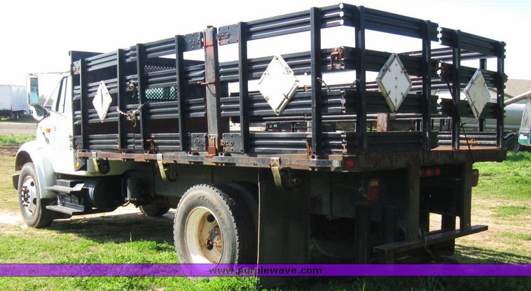 image for item 5667 2000 International 4700 4x2 truck