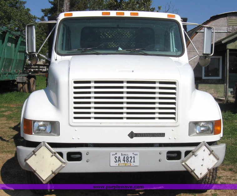 image for item 5667 2000 International 4700 4x2 truck
