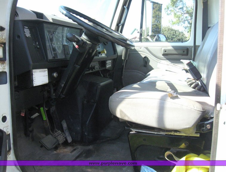 image for item 5667 2000 International 4700 4x2 truck