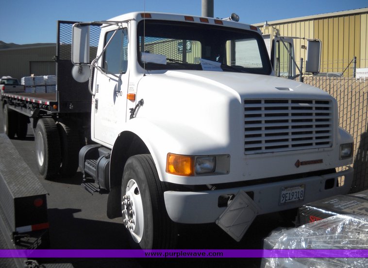 image for item 8100 1991 International 4900 4x2 single axle truck and trailer